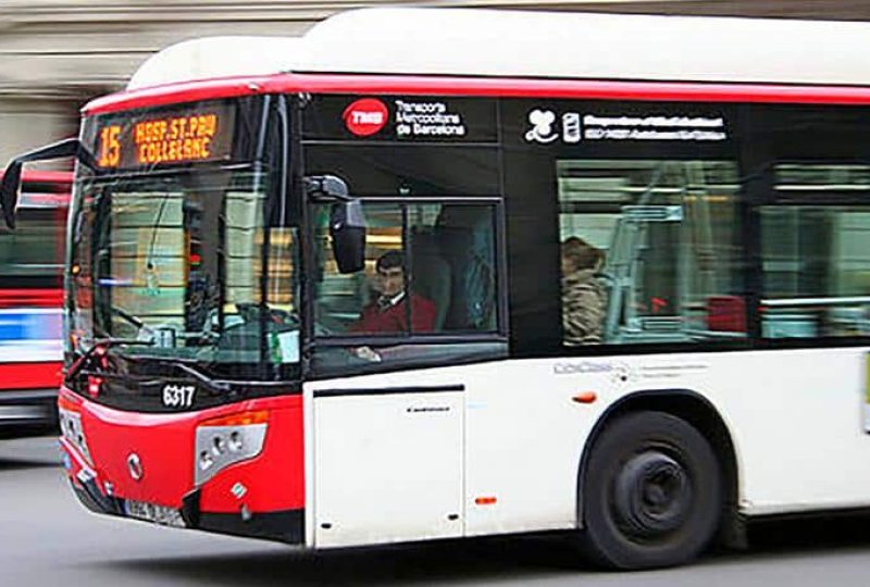 Conductor Autobús de TMB conduciendo por las calles de Barcelona